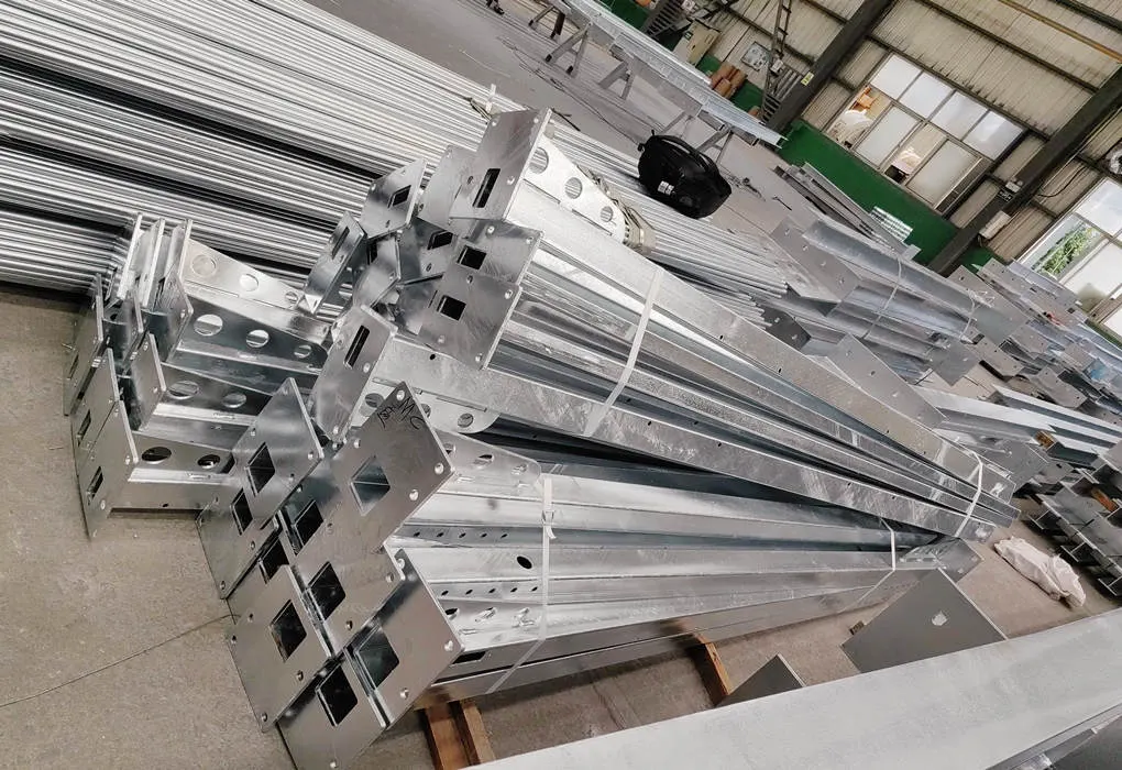 Padel kortu konstrüksiyonu için hazırlanmış galvanizli çelik profiller