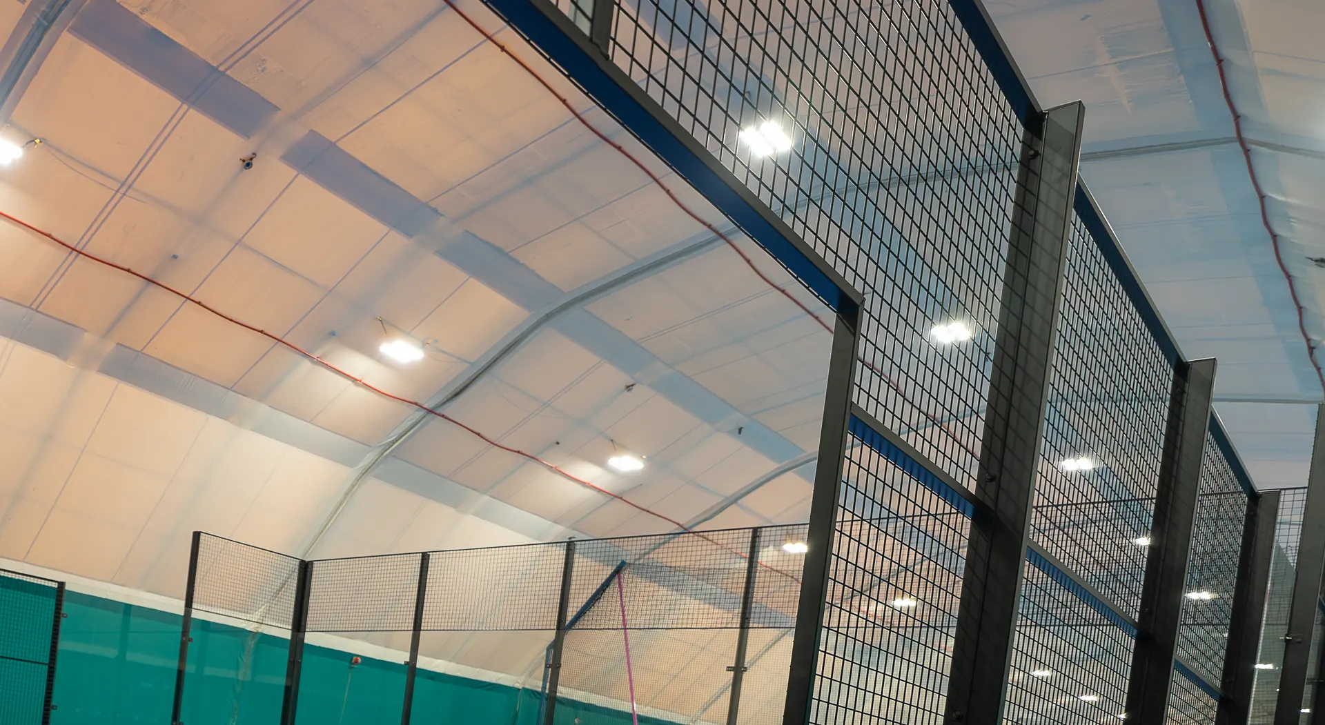 Gergi membran çatılı kapalı padel kortu