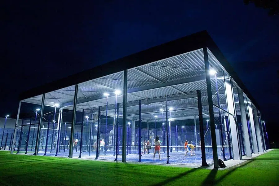 Gece aydınlatması yapılmış padel kortu ve LED projektörler