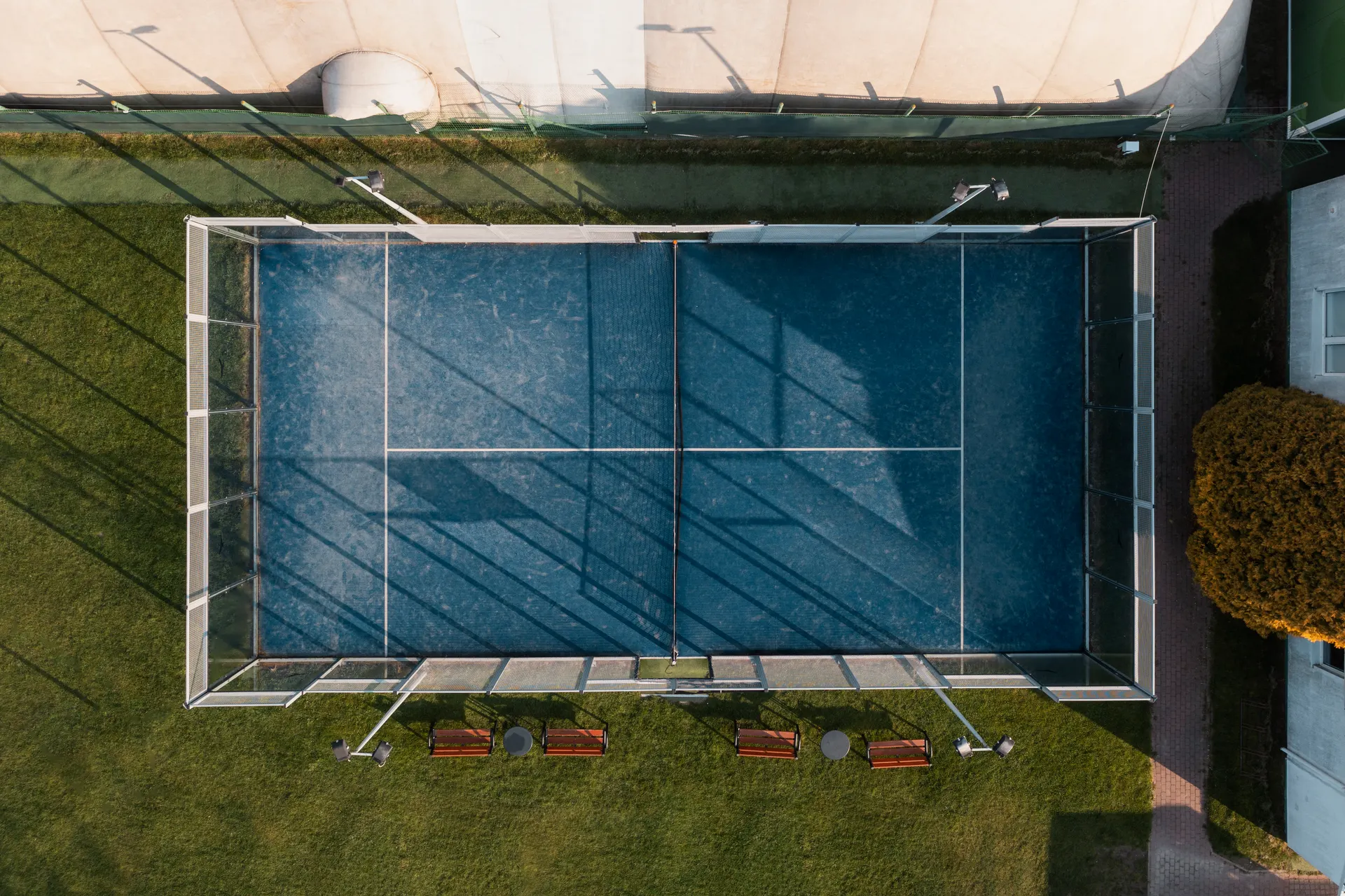 Üstten görünümde padel kortu ve çevresindeki güvenlik alanı