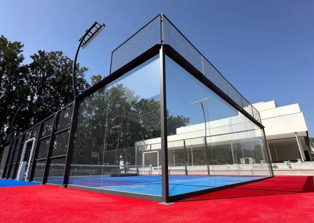 Kademesiz camlı panoramik padel kortu, yan duvarda ara direk bulunmuyor